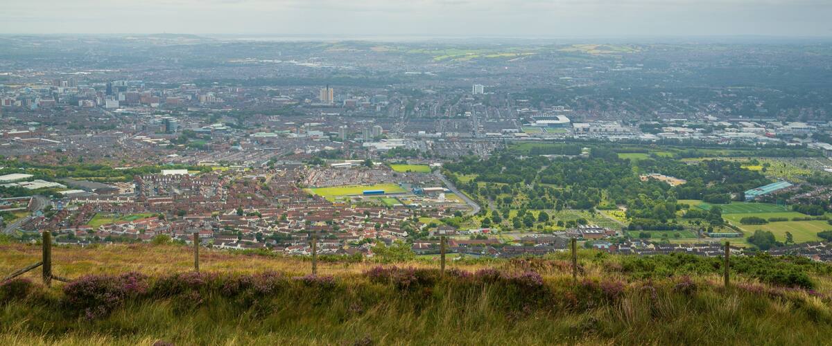 Black Mountain showing a city and landscape views