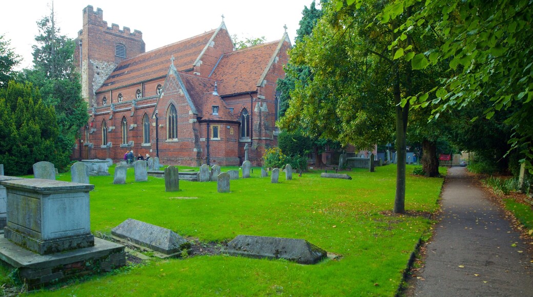 Colchester ofreciendo un castillo, un cementerio y arquitectura patrimonial