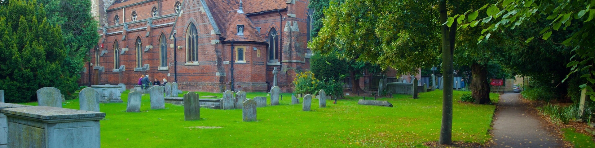 Colchester caracterizando um castelo, arquitetura de patrimônio e um cemitério