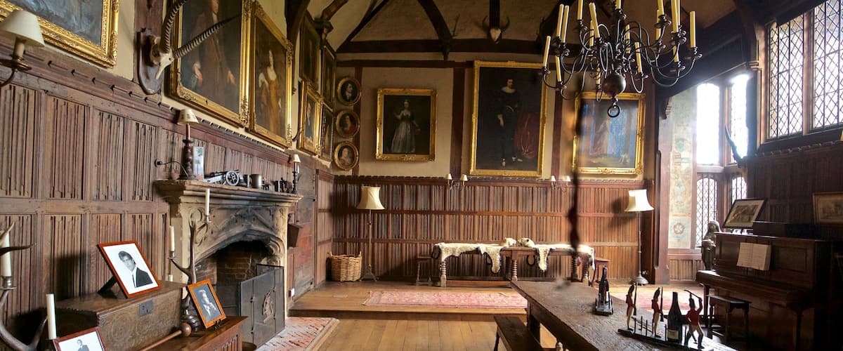 Dorney Court que incluye elementos patrimoniales, vista interna y arte