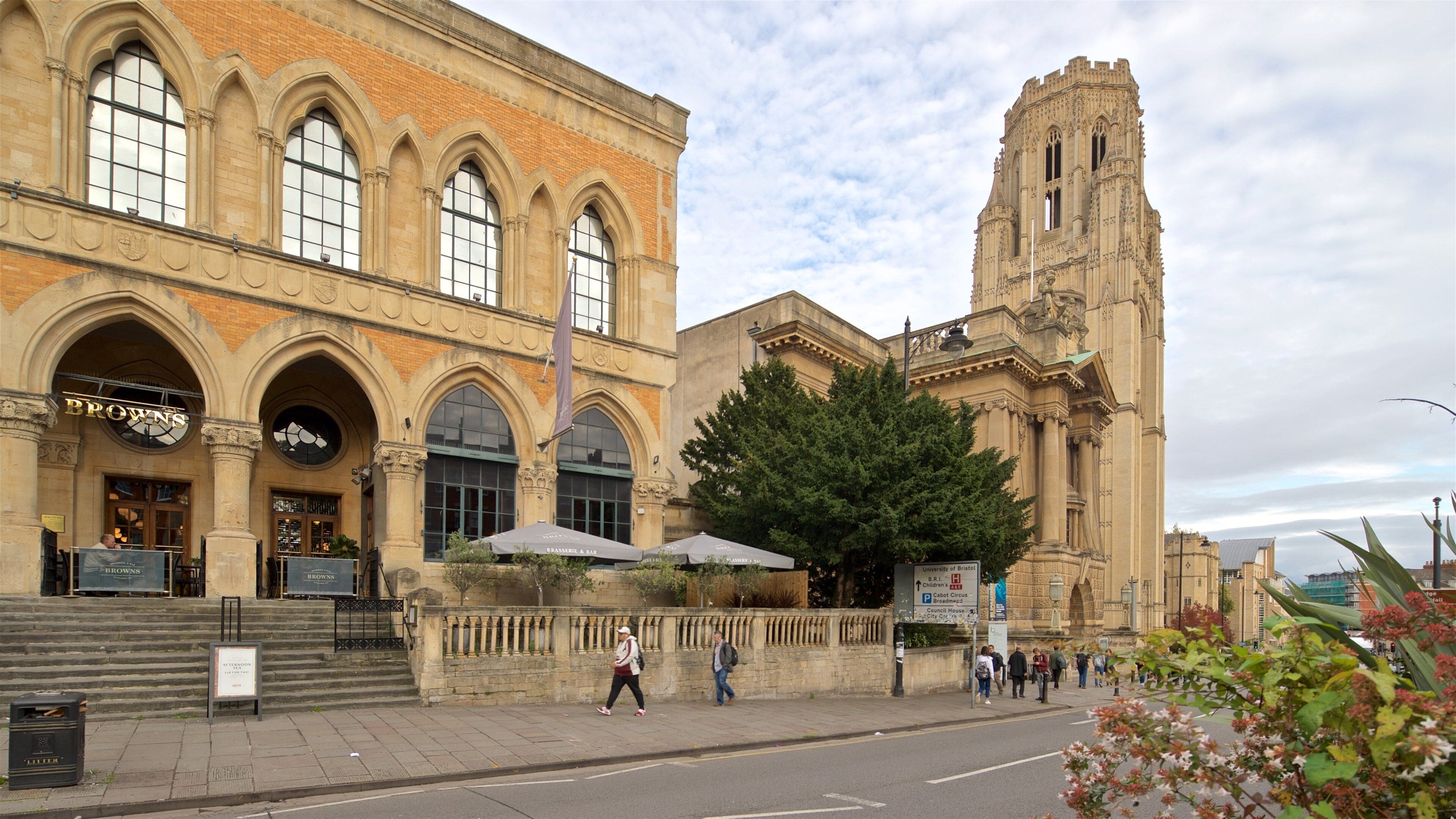 Wills Memorial Building featuring street scenes and heritage elements as well as a small group of people