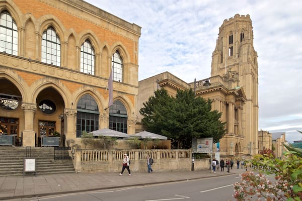 Wills Memorial Building mit einem Straßenszenen und Geschichtliches sowie kleine Menschengruppe