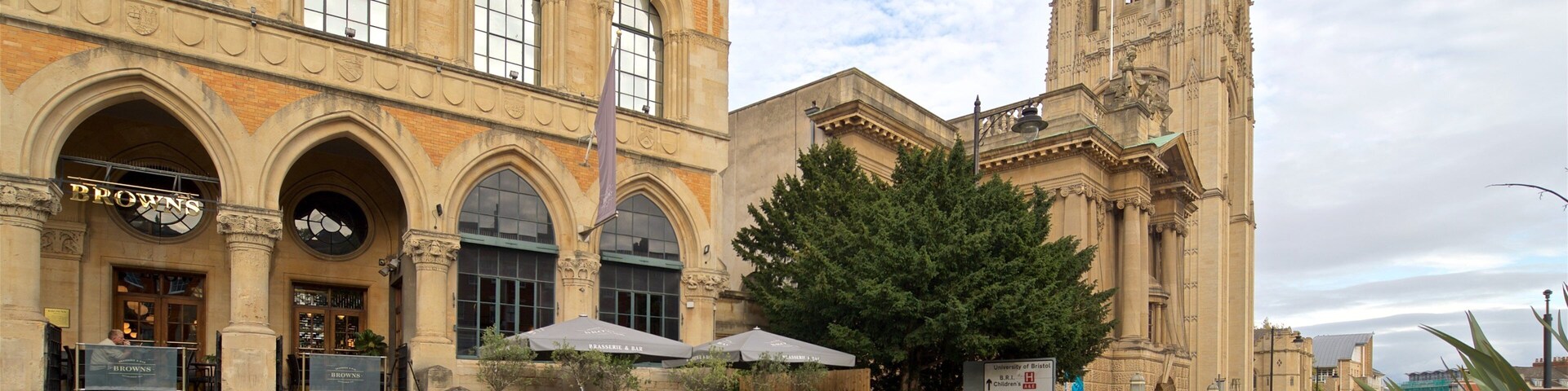 Wills Memorial Building featuring street scenes and heritage elements as well as a small group of people