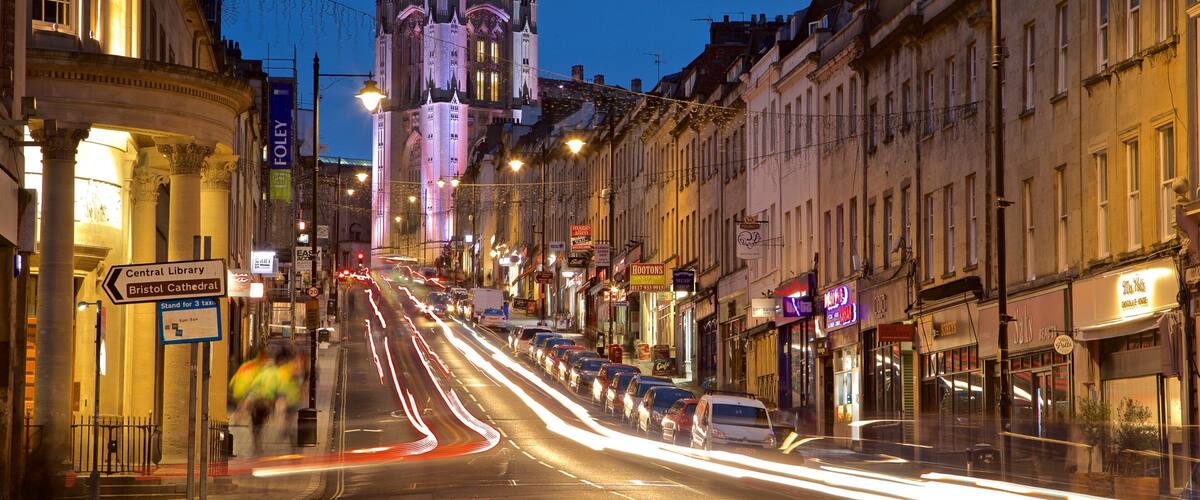 Wills Memorial Building ซึ่งรวมถึง วิวกลางคืน และ เมือง