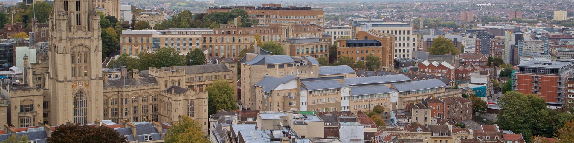 Wills Memorial Building ofreciendo elementos patrimoniales, vistas panorámicas y una ciudad