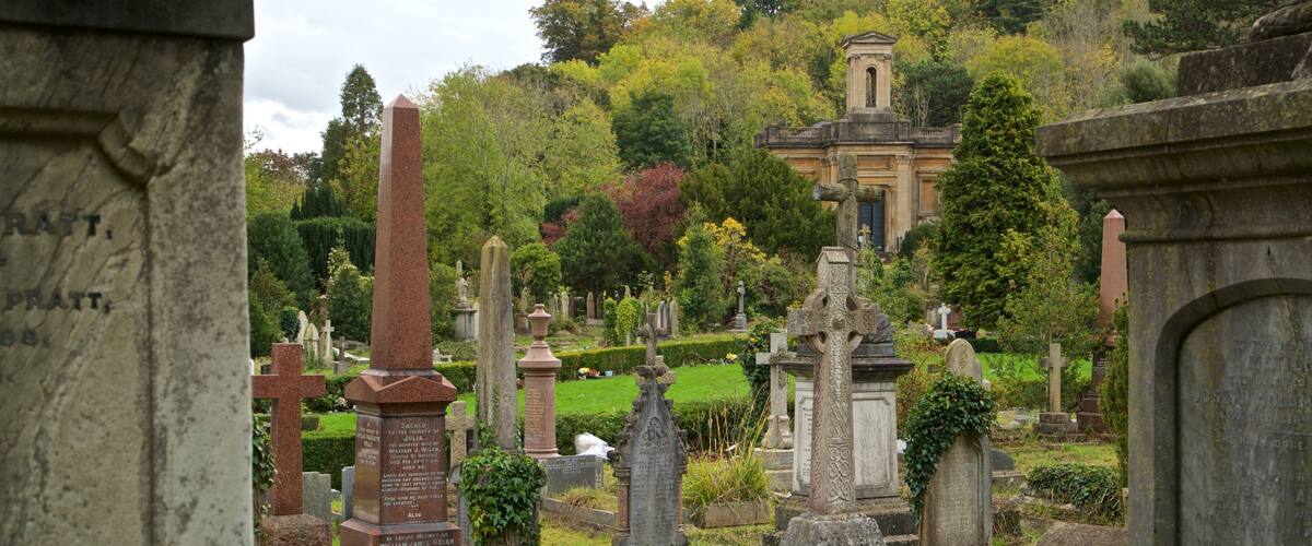 Arnos Vale Cemetery que inclui um cemitério