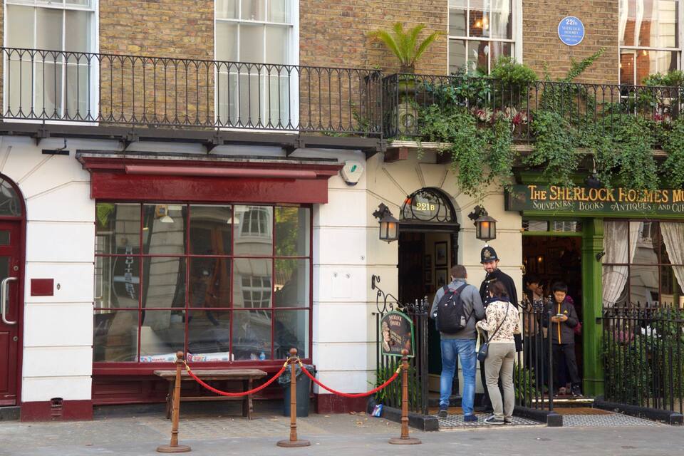 Museo Sherlock Holmes con una puerta roja y un toldo verde.