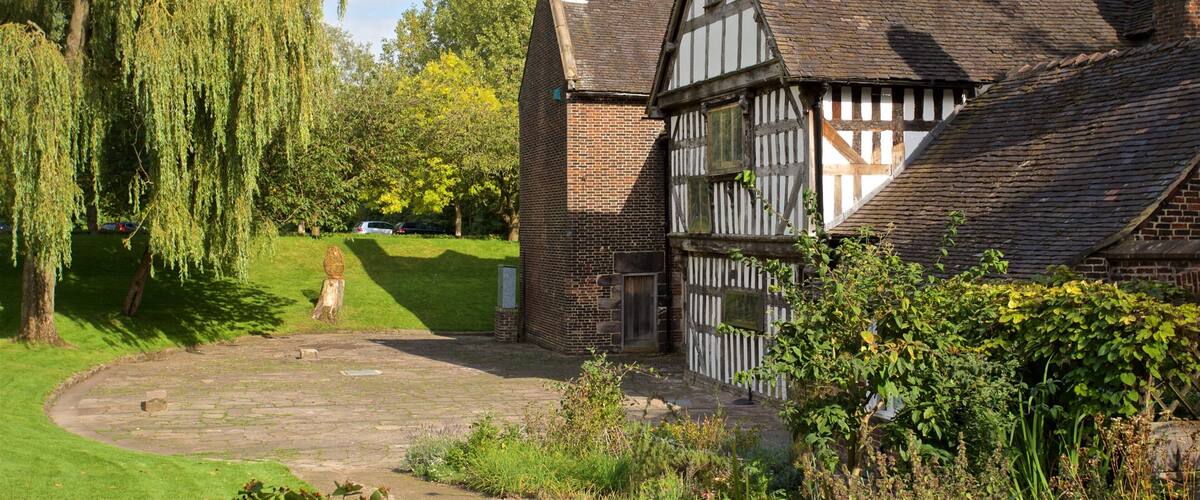 Ford Green Hall mostrando elementos patrimoniales, un jardín y una casa