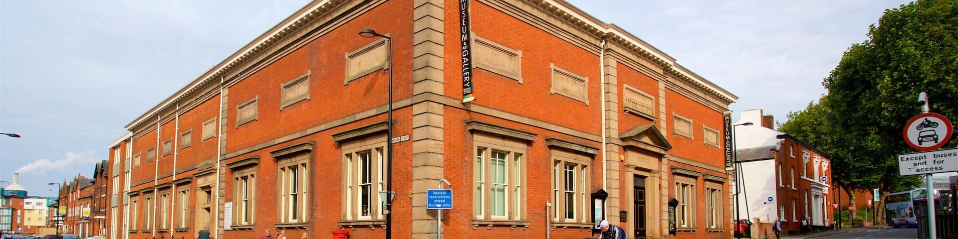 Un bâtiment en briques rouges avec une enseigne indiquant « Musée et galerie ».
