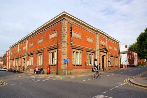 Un bâtiment en briques rouges avec une enseigne indiquant « Musée et galerie ».