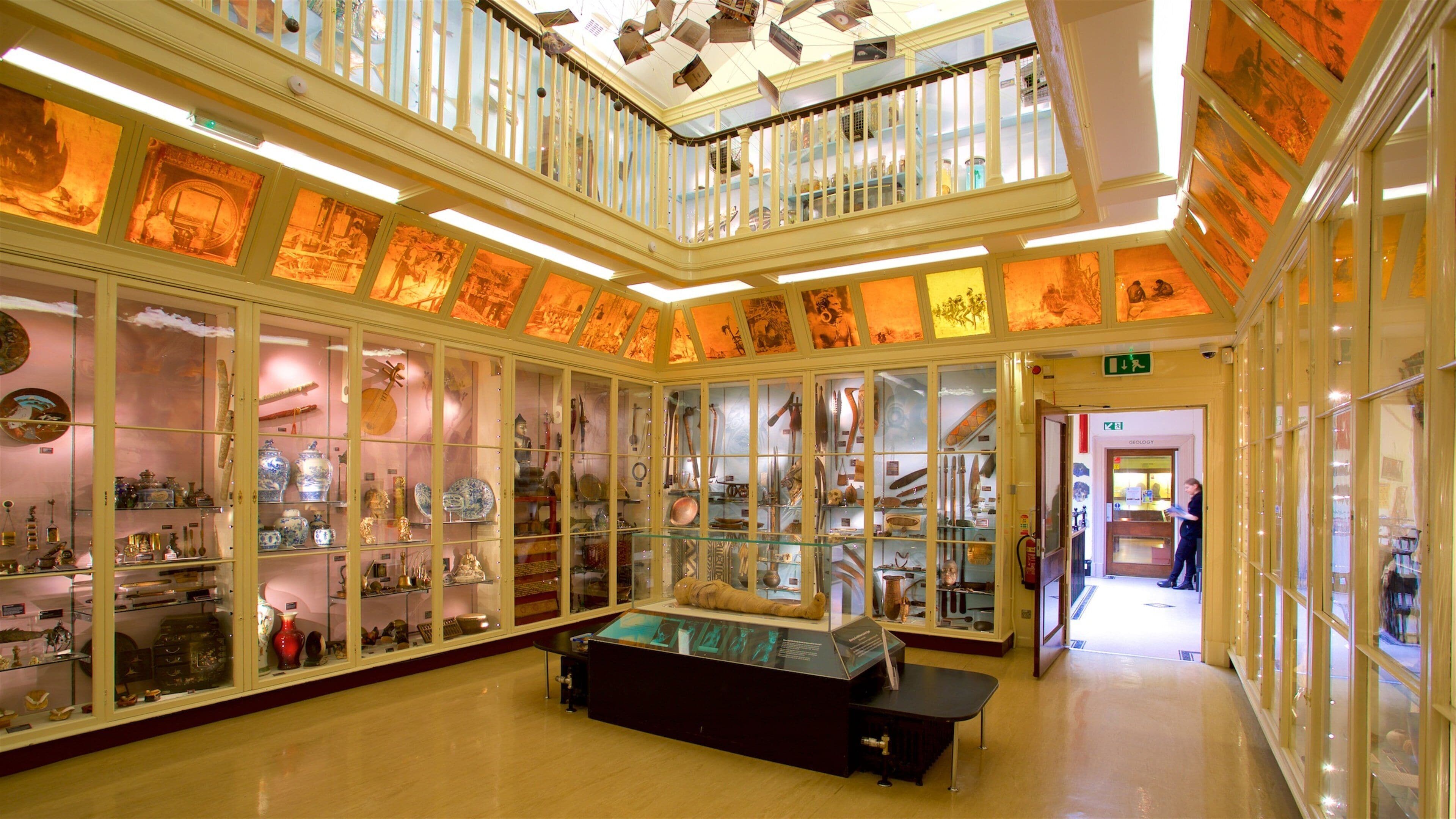 Un musée doté de vitrines exposant des objets historiques et abritant une exposition centrale.