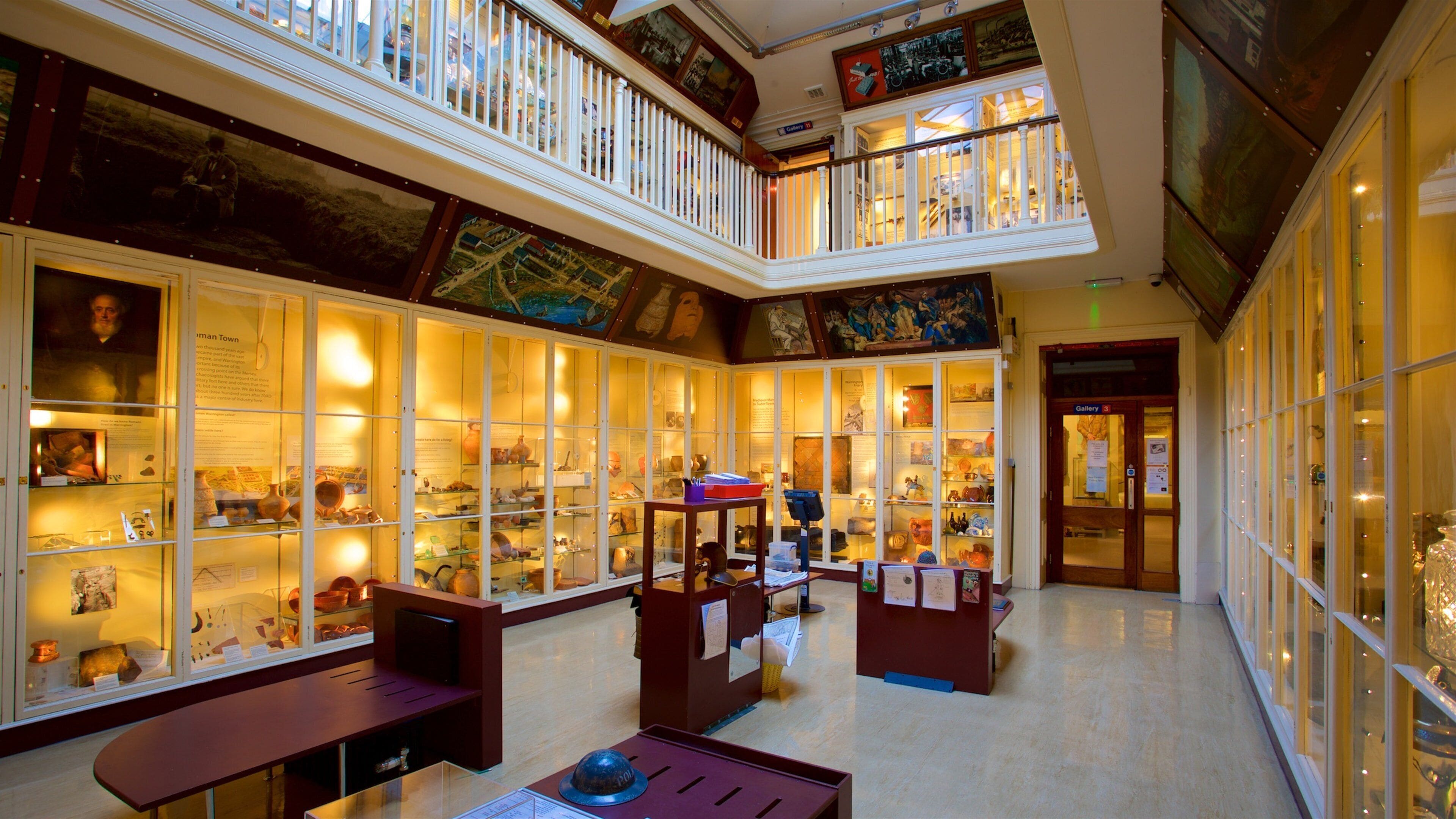 Warrington Museum & Art Gallery welches beinhaltet Innenansichten