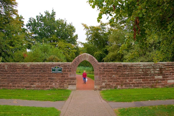 Grappenhall Heys Walled Garden qui includes patrimoine historique et parc aussi bien que femme