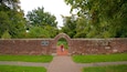 Grappenhall Heys Walled Garden fasiliteter samt park og kulturarv i tillegg til en kvinne