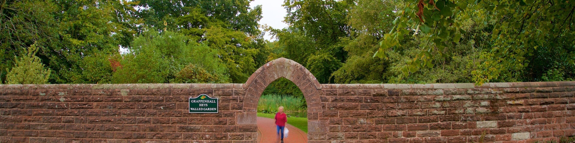 Grappenhall Heys Walled Garden que incluye un parque y elementos patrimoniales y también una mujer