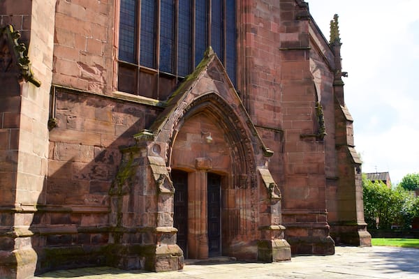 Warrington Parish Church montrant patrimoine architectural et église ou cathédrale