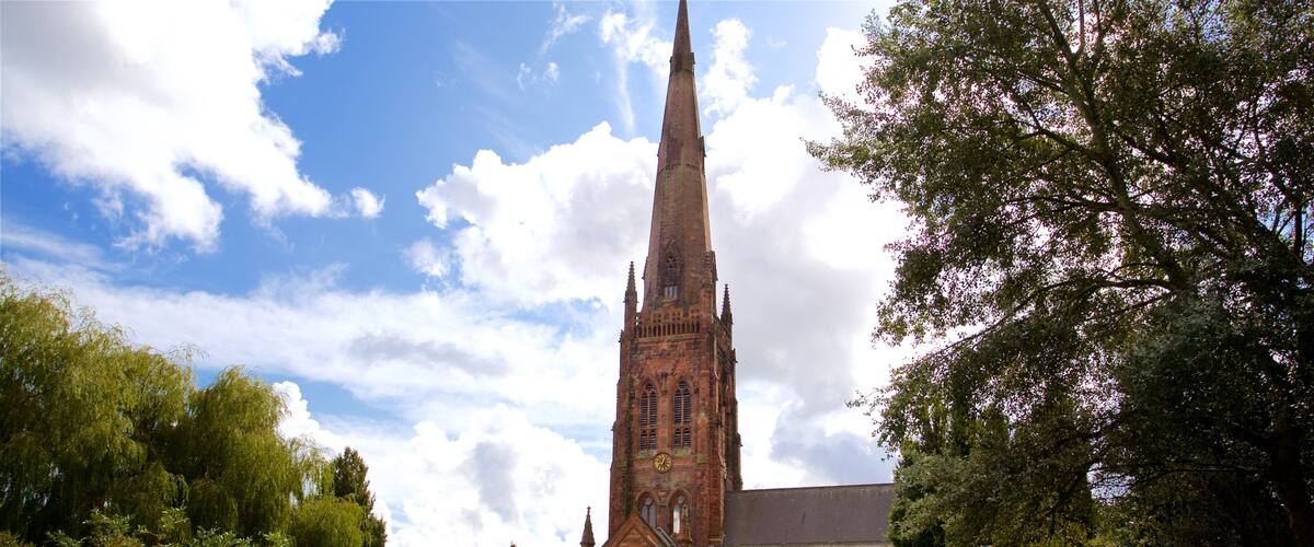 Warrington Parish Church ofreciendo un jardín y patrimonio de arquitectura