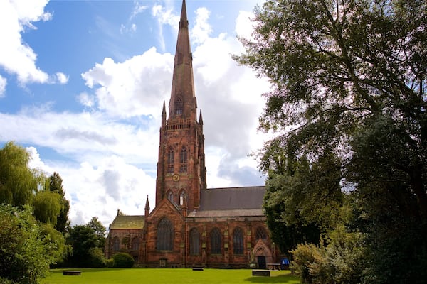 Warrington Parish Church qui includes jardin et patrimoine architectural