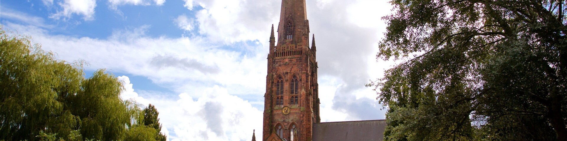 Warrington Parish Church che include architettura d\'epoca e giardino