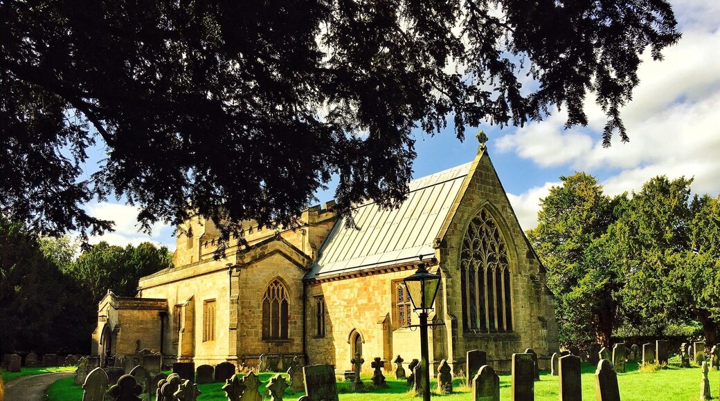 Having a lazy stroll through the gardens of the beautiful Sudbury hall, we found a blue doorway amongst some trees. To open the door and enter led us to this beautiful secret. I found that I had truly discovered a perfect example of a typical English churchyard. Oh my !! did I feel humble💕