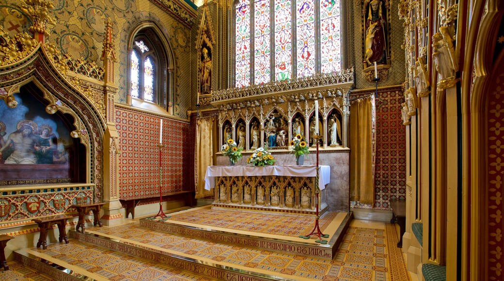 St Giles Catholic Church joka esittää perintökohteet, sisäkuvat ja kirkko tai katedraali