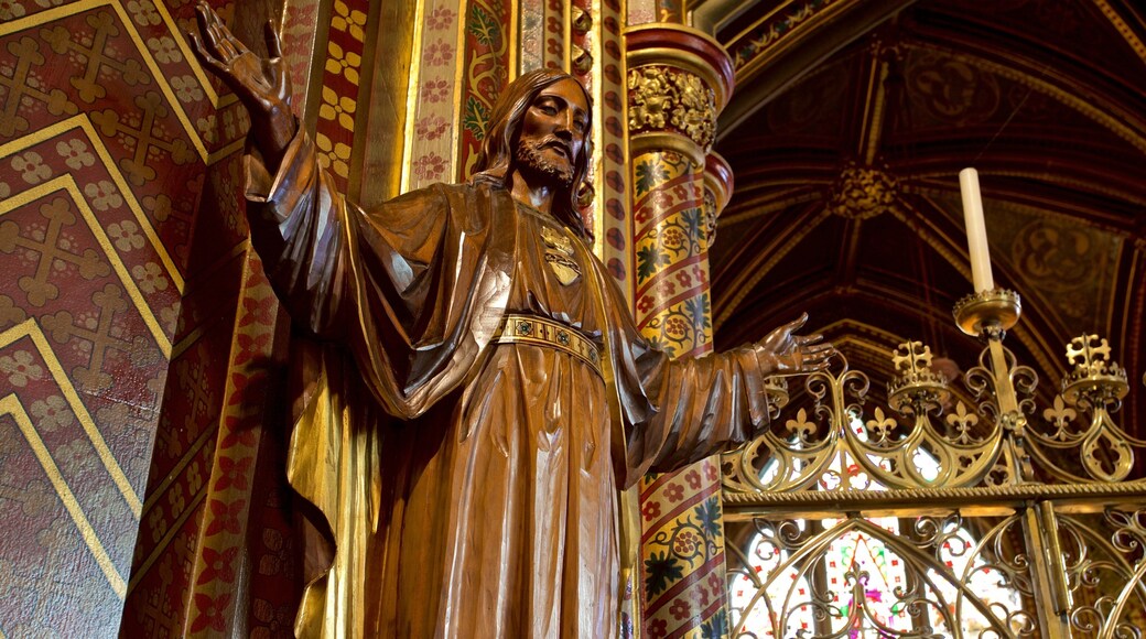 St Giles Catholic Church ofreciendo una estatua o escultura, aspectos religiosos y elementos patrimoniales