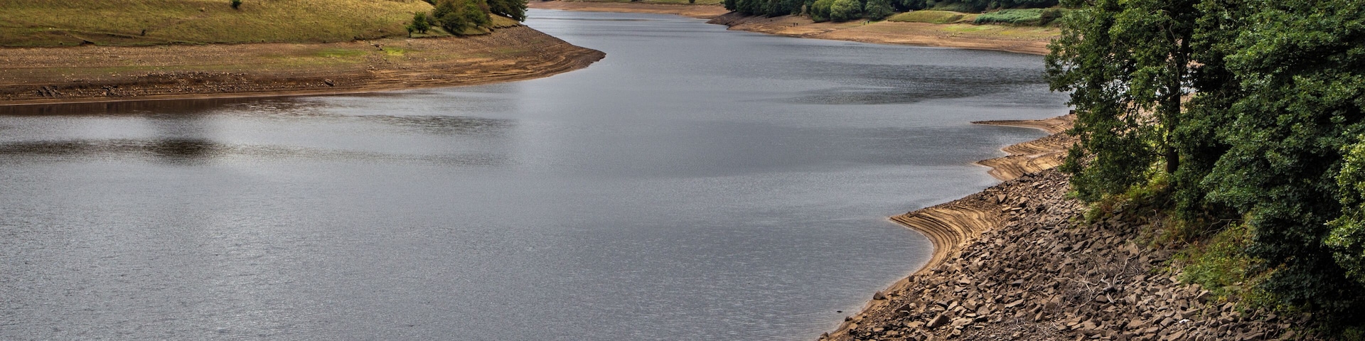 Taken from Ashopton Viaduct on the A57 Snake Pass Road, nice views back towards Fairholmes Visitor Centre from which we set off on a circular 5.5 mile walk.
This is just about halfway now and still a nice day, with views in all directions. Nice!