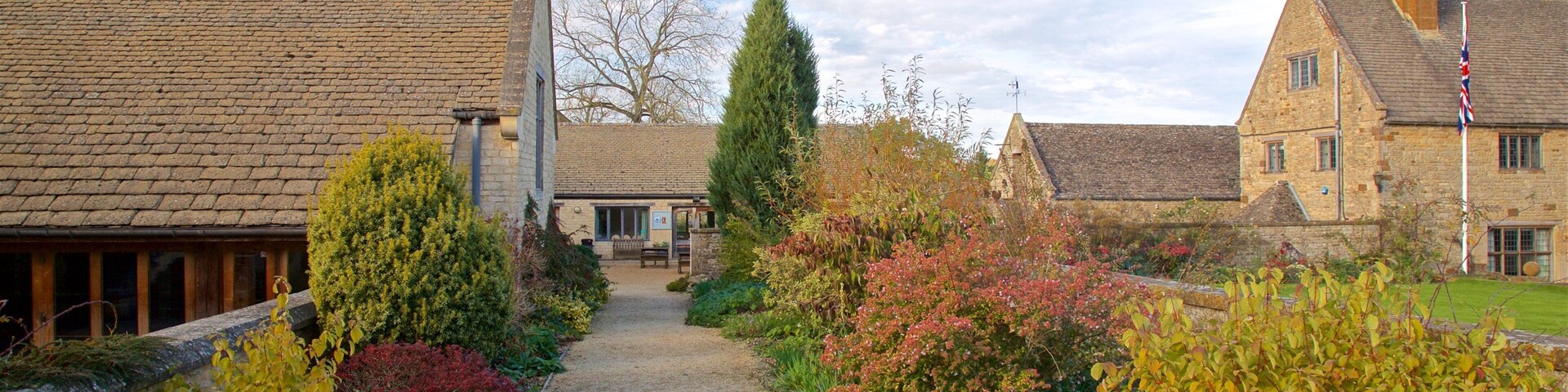 Sulgrave Manor ofreciendo una pequeña ciudad o aldea y una casa