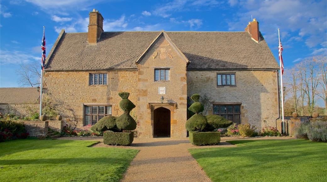 Sulgrave Manor showing a house