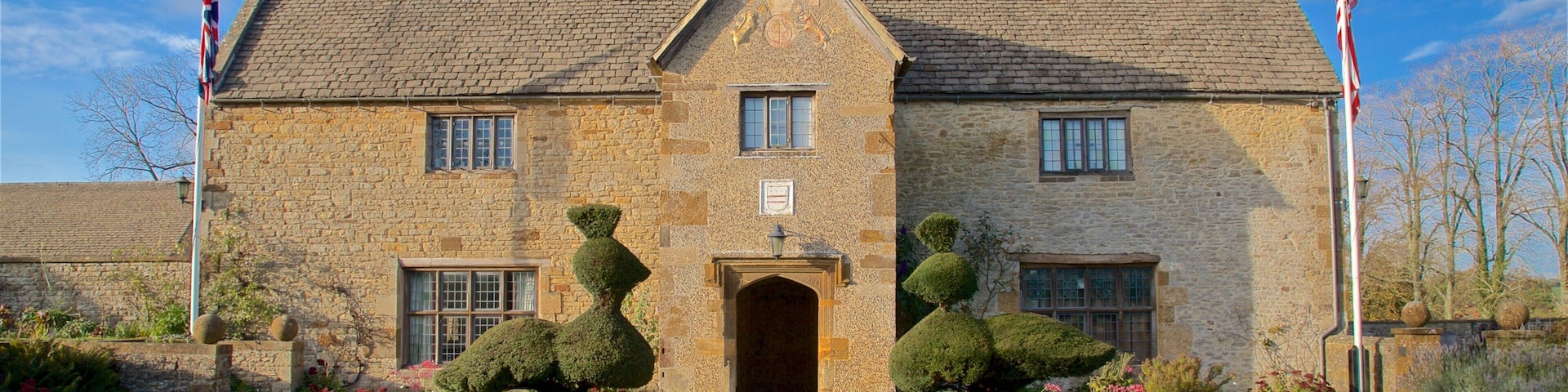 Sulgrave Manor showing a house