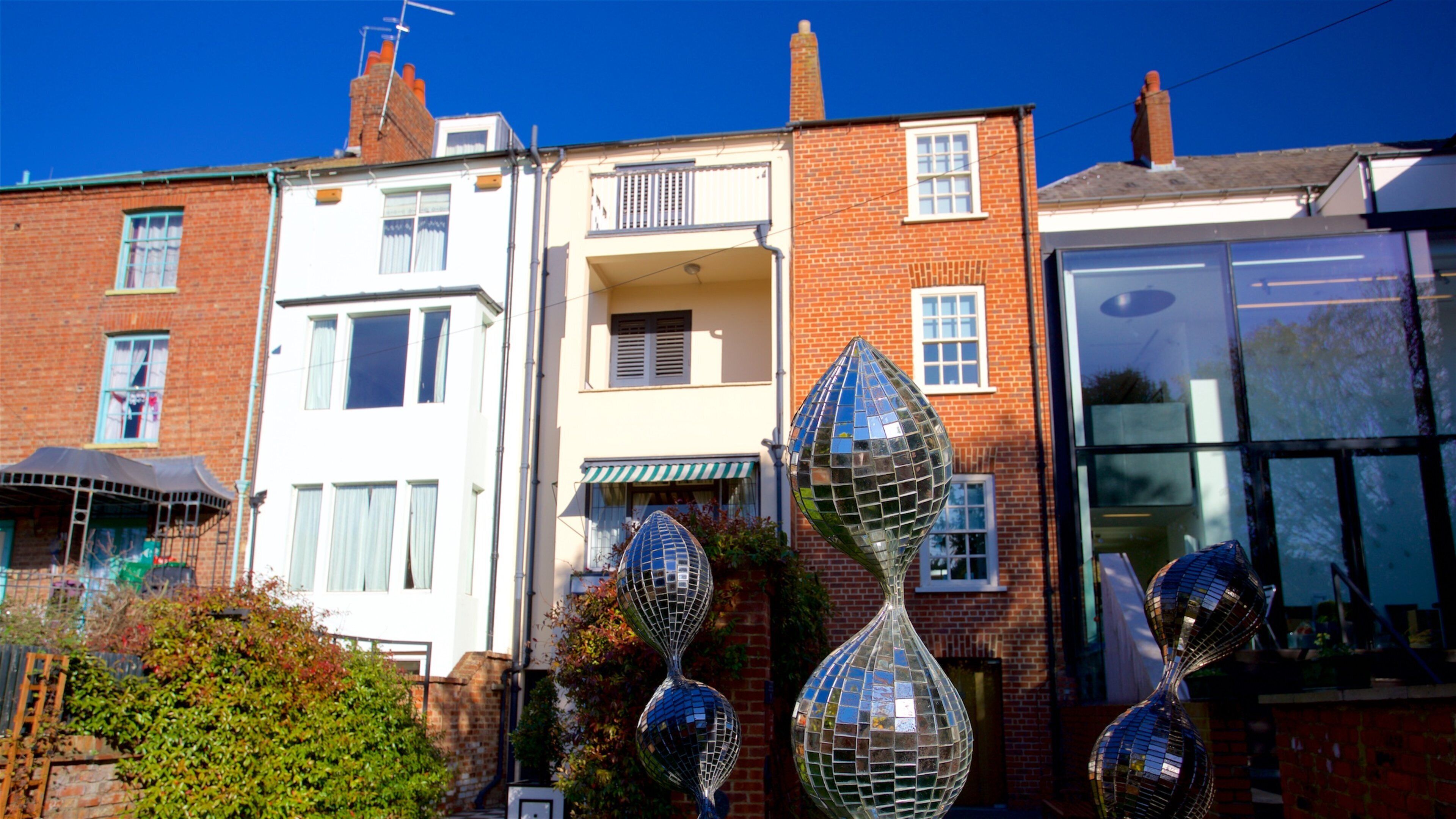 78 Derngate which includes outdoor art