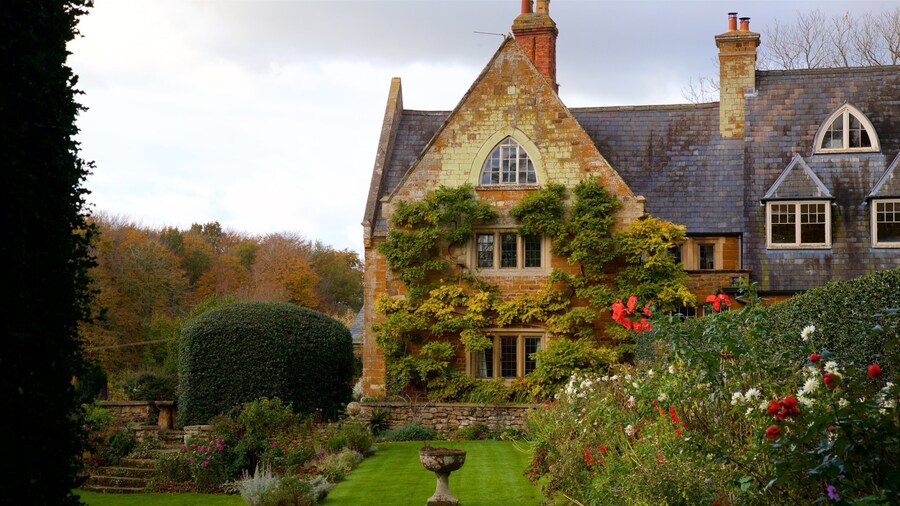 Coton Manor Gardens which includes heritage elements, a house and wildflowers