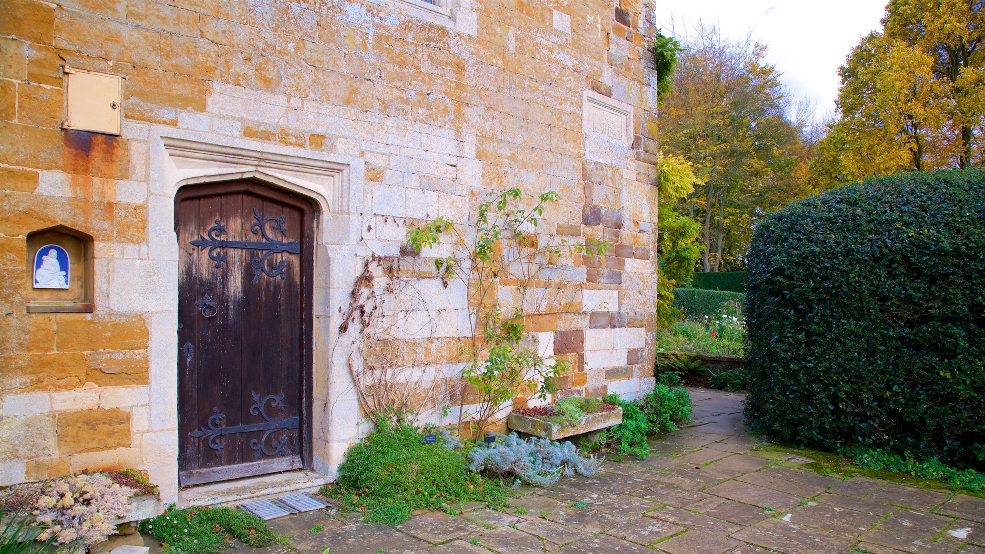 Coton Manor Gardens featuring heritage elements