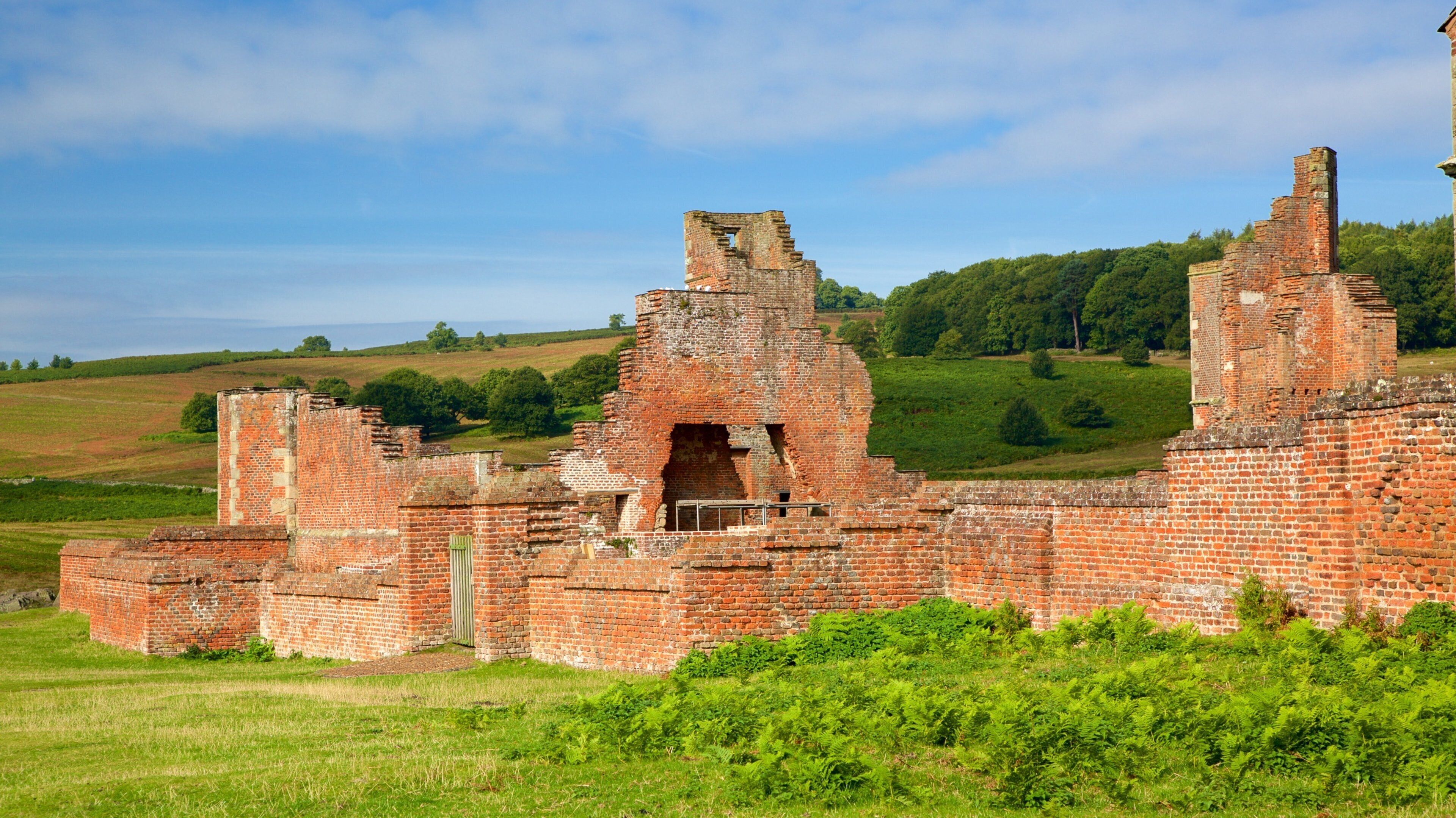 Leicester which includes heritage elements, château or palace and a ruin