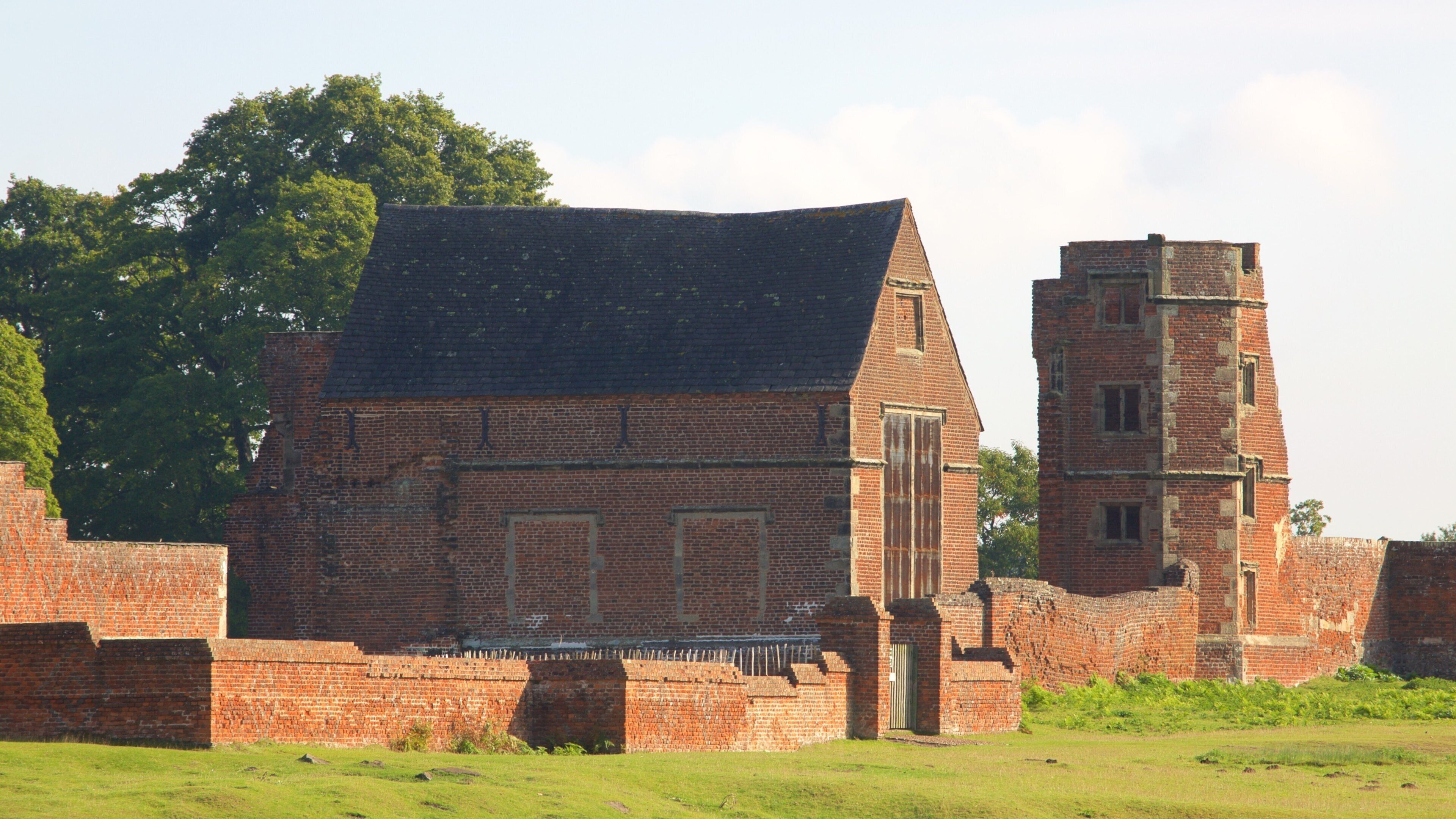 Leicester which includes building ruins, a castle and heritage elements