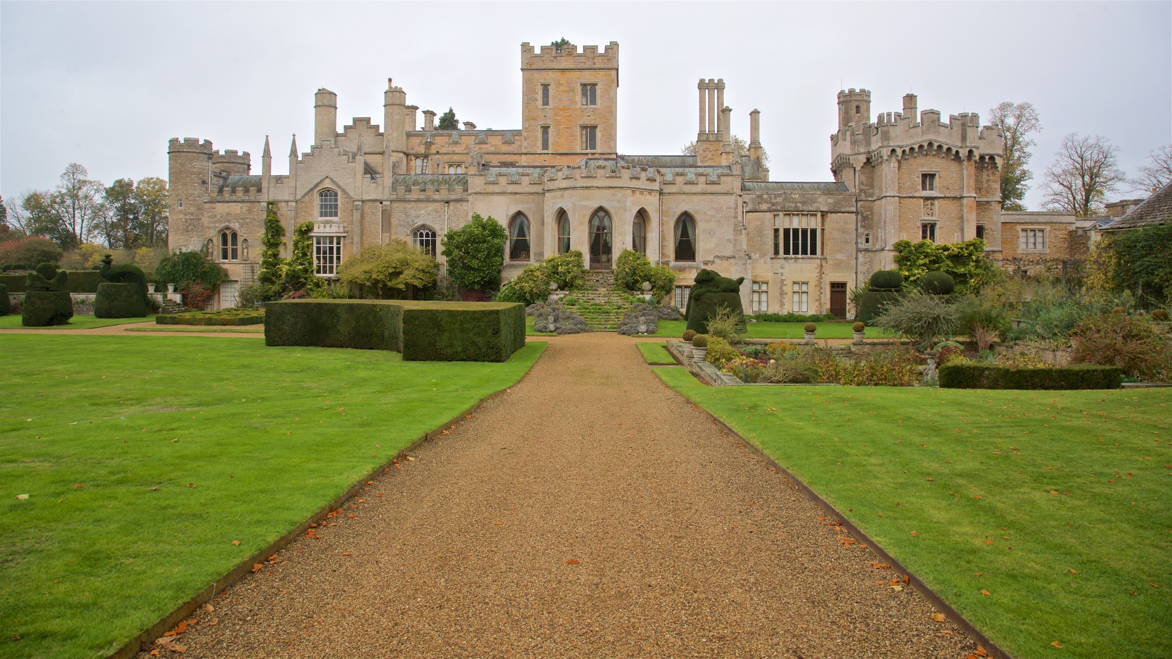 Elton Hall & Gardens mettant en vedette patrimoine architectural, jardin et château ou palais