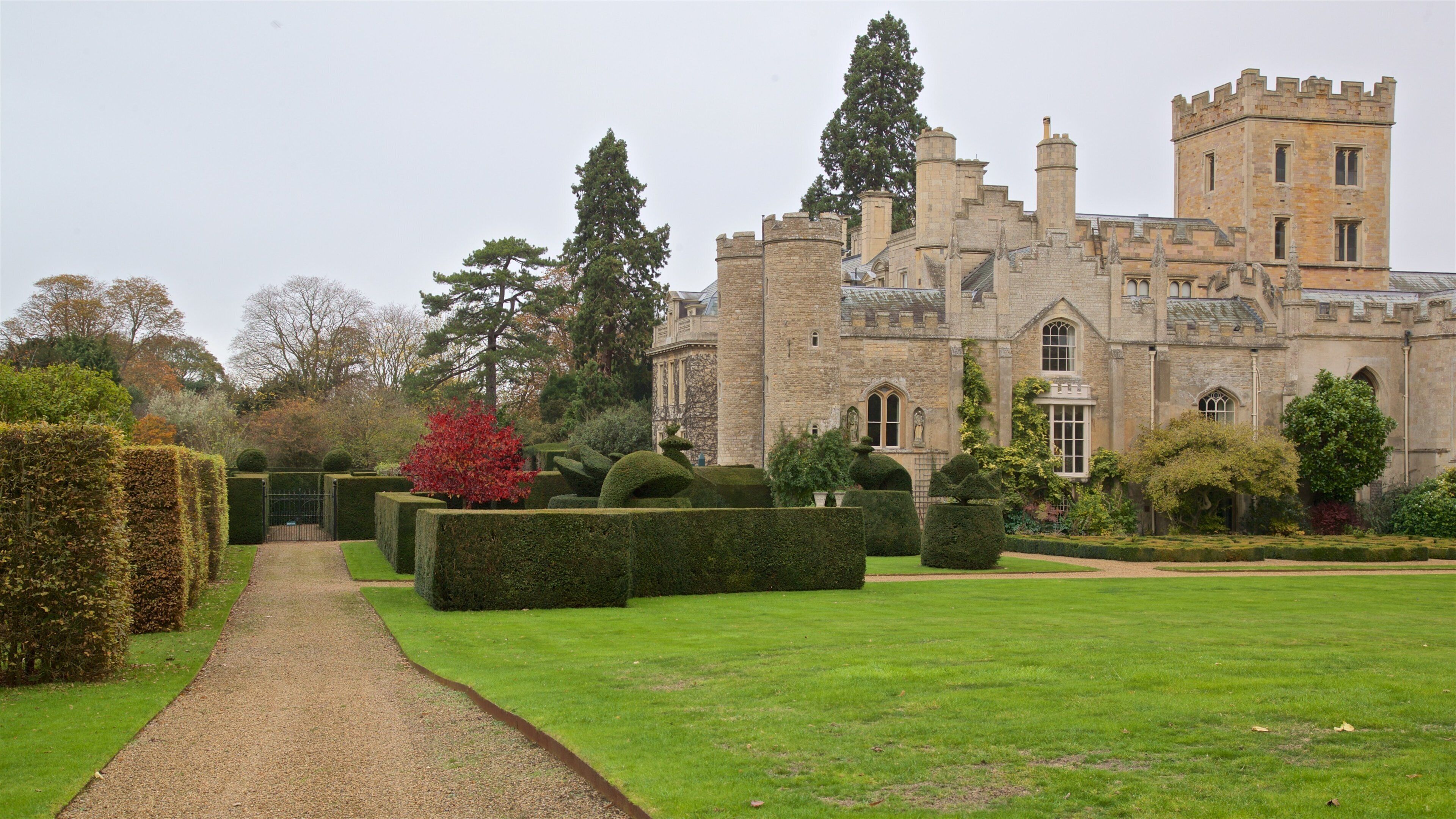 Elton Hall & Gardens som visar ett slott, historisk arkitektur och en trädgård