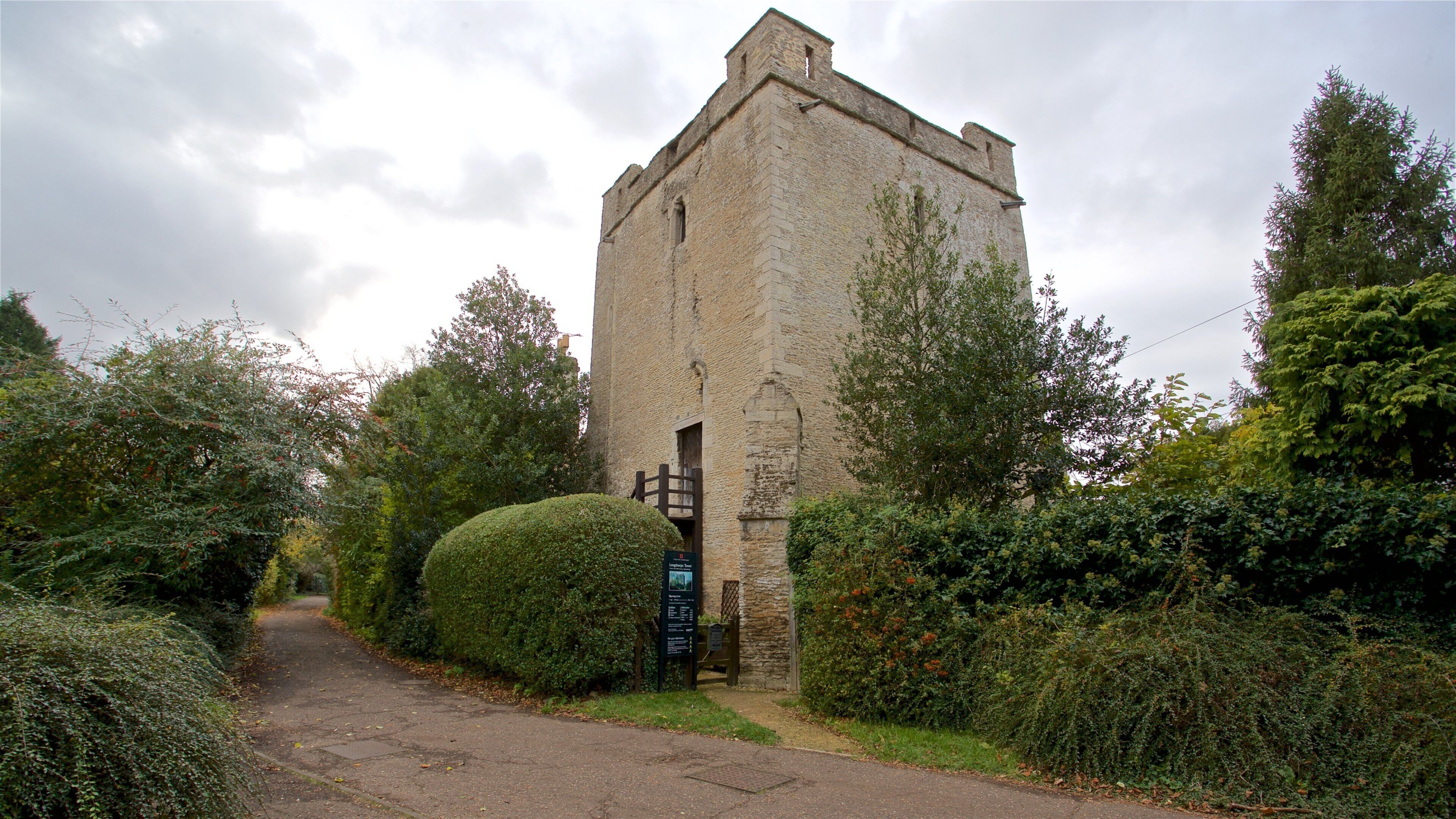 Longthorpe Tower que incluye elementos del patrimonio