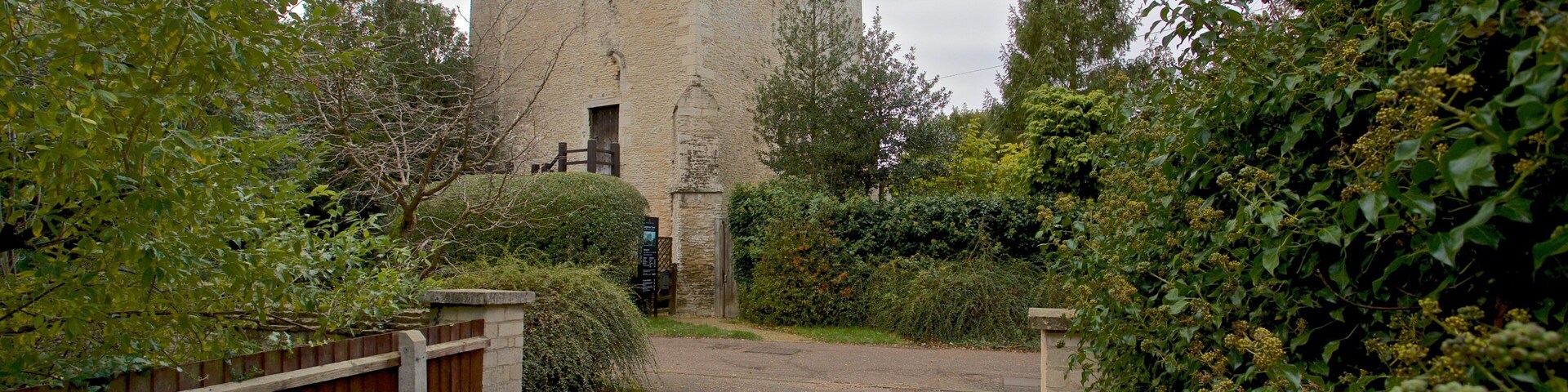 Longthorpe Tower mostrando elementos patrimoniales