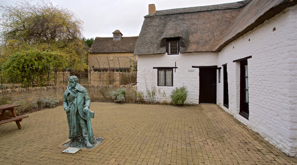 John Clare Cottage das einen Statue oder Skulptur und Haus
