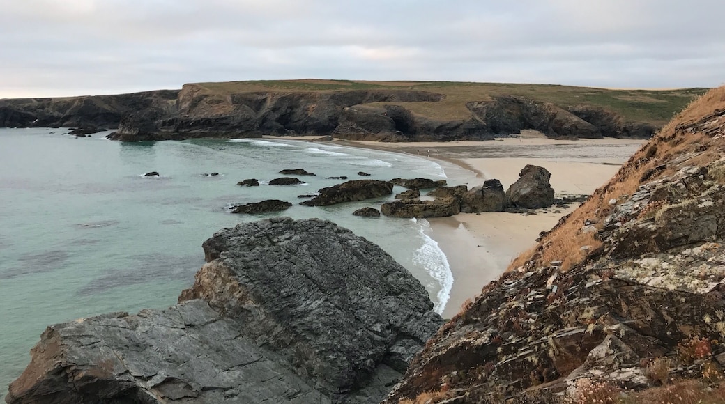 Treyarnon Bay in North Cornwall is a lovely bay surrounded by cliffs with amazing views. It’s a popular beach for families and for dog owners. Very busy in summer and the RNLI on duty during the Summer months are nice, chatty & helpful. Plus there’s plenty of rock pools to explore. Heaps of fun for all!
