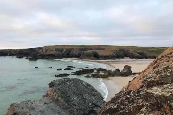 Treyarnon Bay in North Cornwall is a lovely bay surrounded by cliffs with amazing views. It’s a popular beach for families and for dog owners. Very busy in summer and the RNLI on duty during the Summer months are nice, chatty & helpful. Plus there’s plenty of rock pools to explore. Heaps of fun for all!