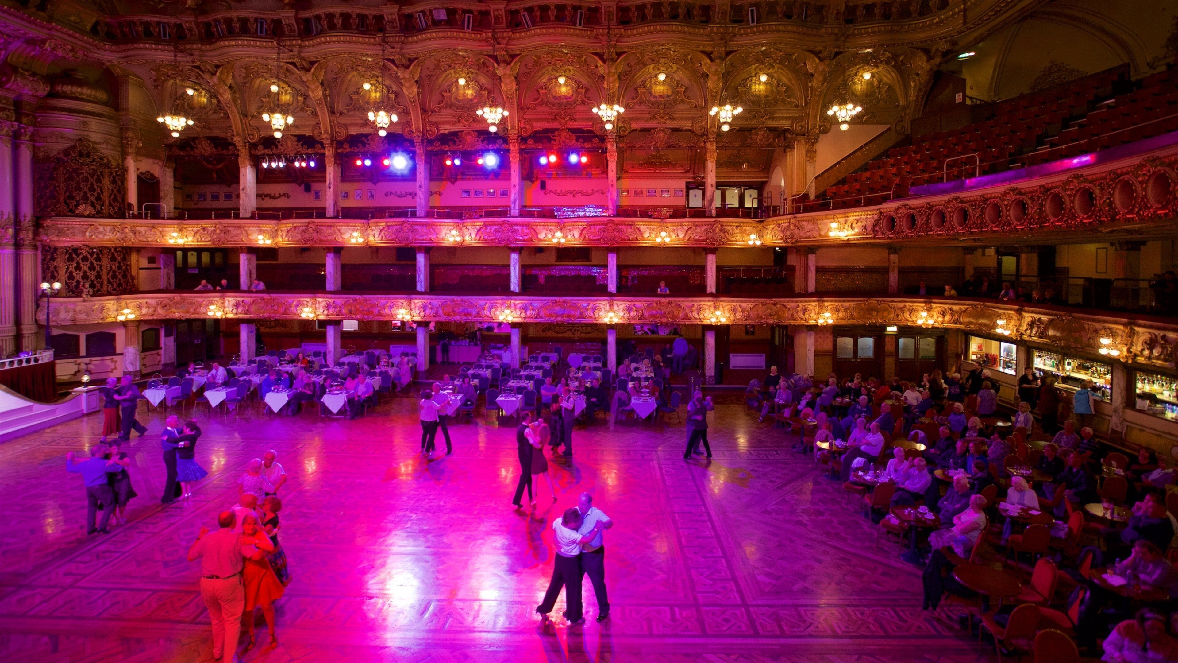 Blackpool Tower Ballroom mostrando cenas de teatro, vistas internas e arte performática