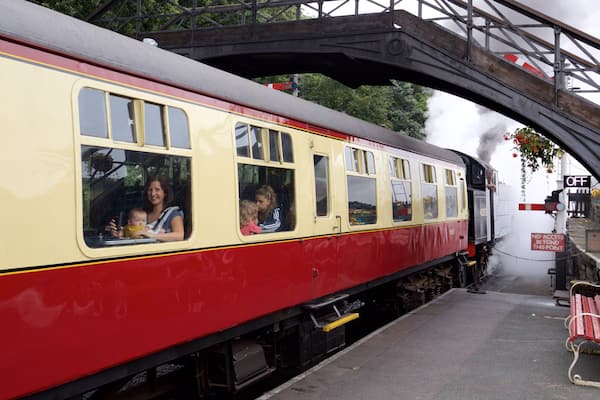 Cumbria mettant en vedette patrimoine historique et articles ferroviaires aussi bien que petit groupe de personnes