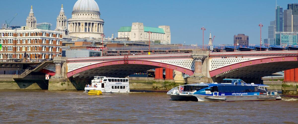 Londen toont varen, historische architectuur en een stad