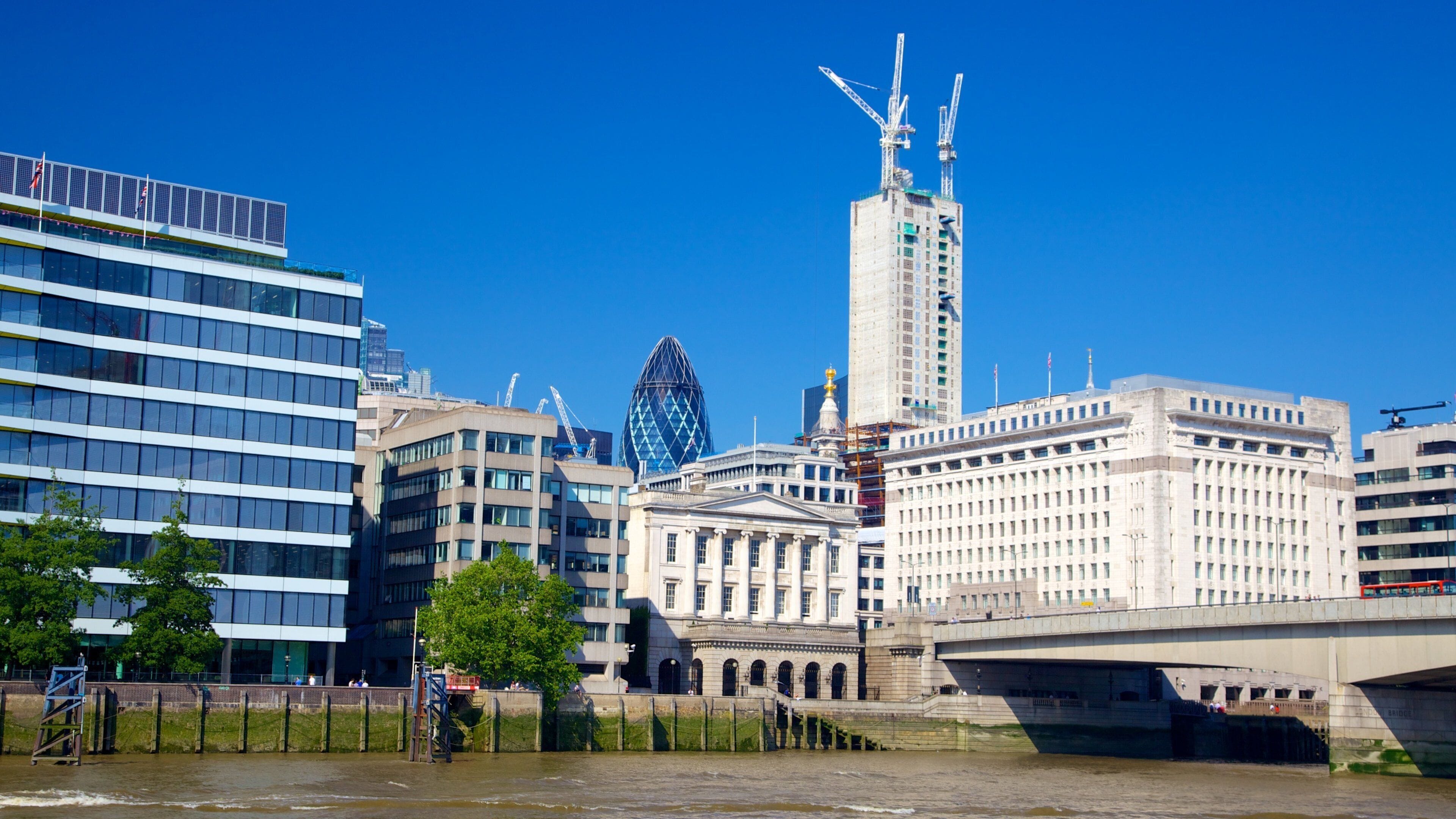 Londres ofreciendo un río o arroyo, vistas a la ciudad y un rascacielos