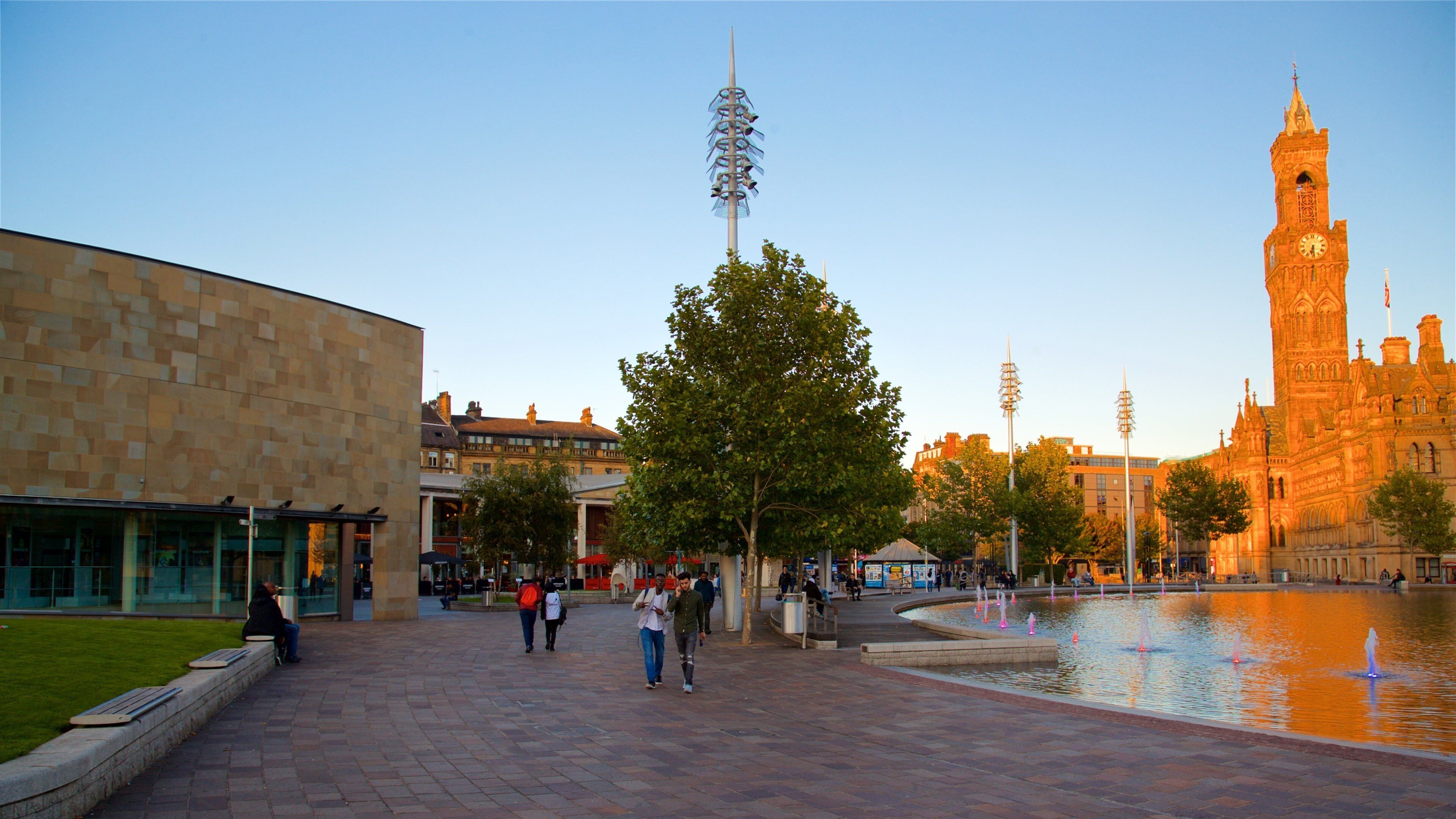 Parque municipal de Bradford que incluye elementos patrimoniales, imágenes de calles y un atardecer