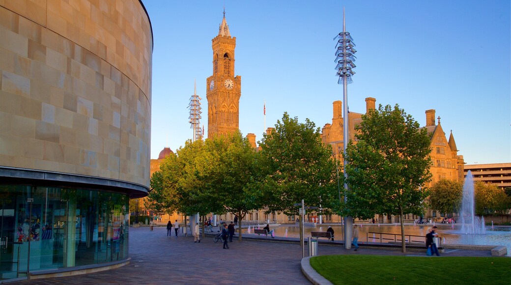 Parque municipal de Bradford mostrando elementos patrimoniales, una fuente y un atardecer