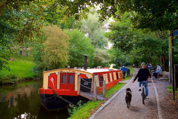 Salts Mill mit einem Fluss oder Bach, Fahrradfahren und niedliche oder freundliche Tiere