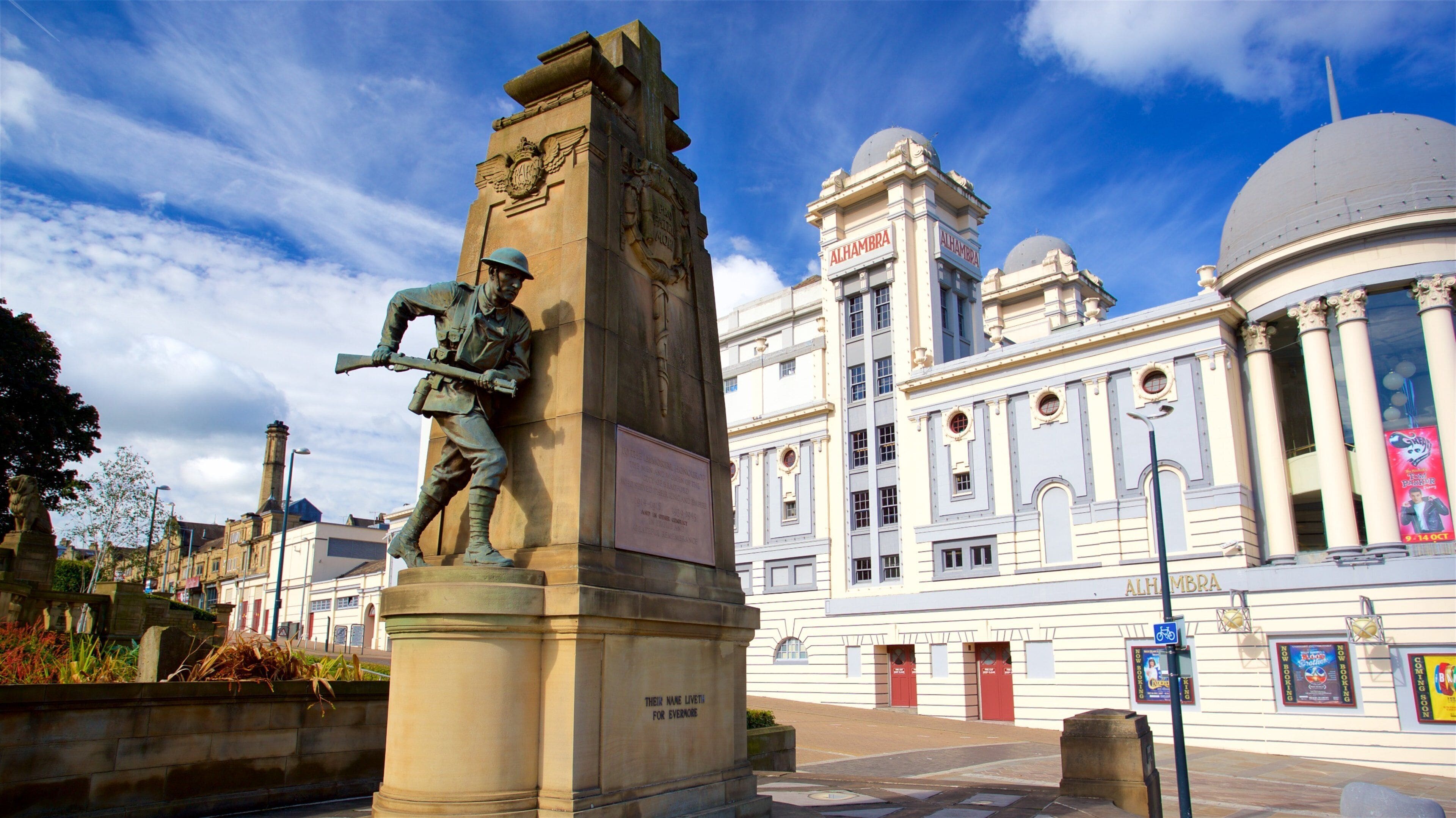 Théâtre Alhambra Theatre qui includes monument et statue ou sculpture